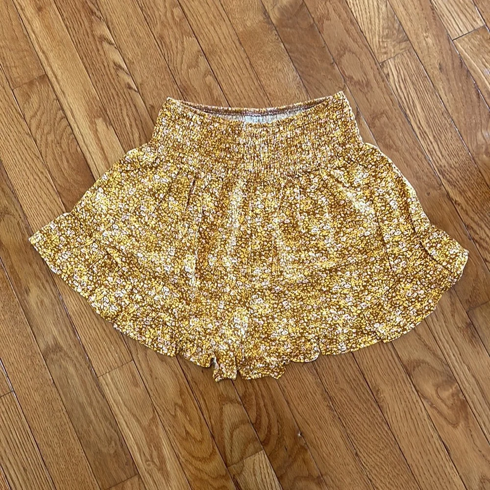Wild Fable ruffle pull on shorts